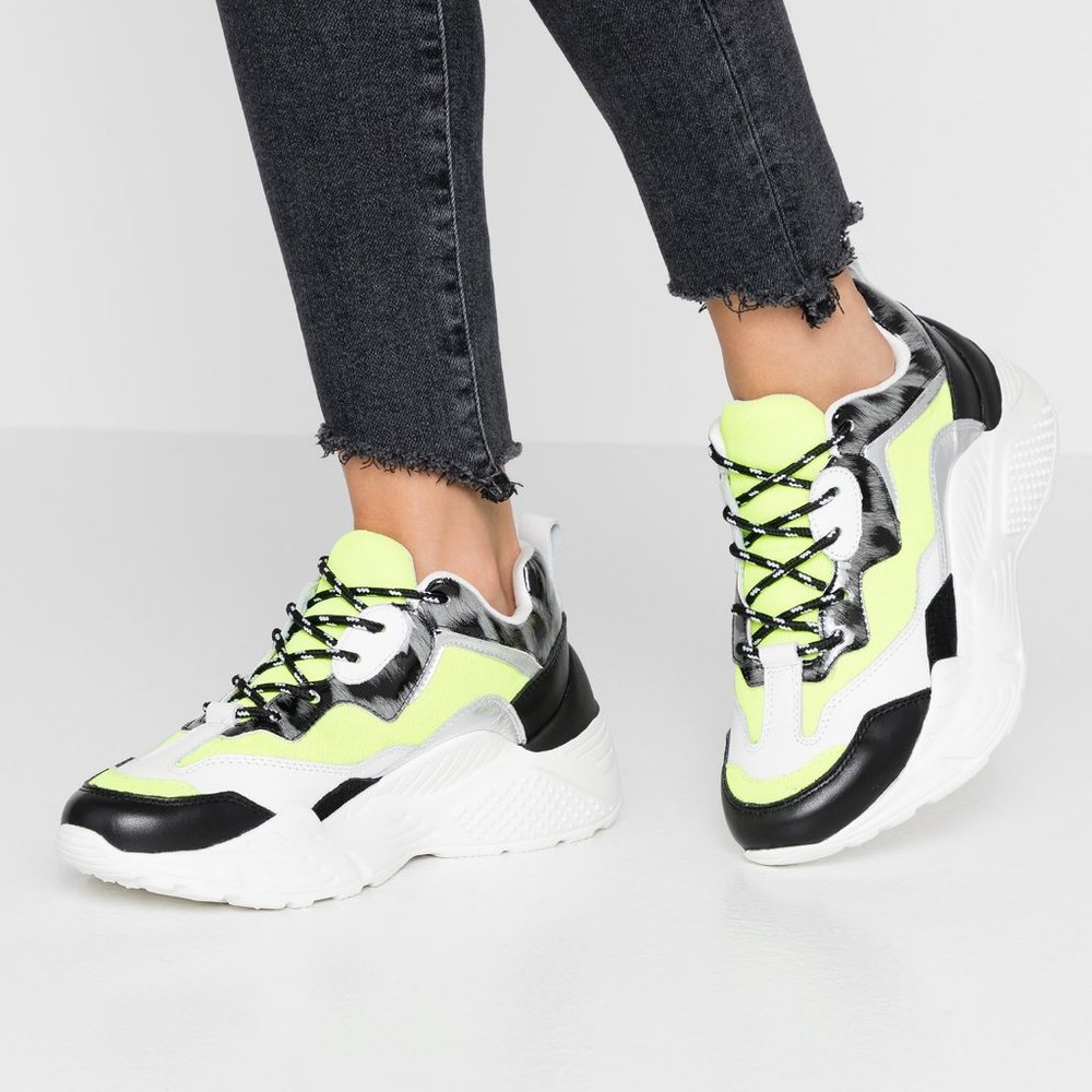 STEVE MADDEN Lace Up Chunky Sneakers - Picture 2 of 7
